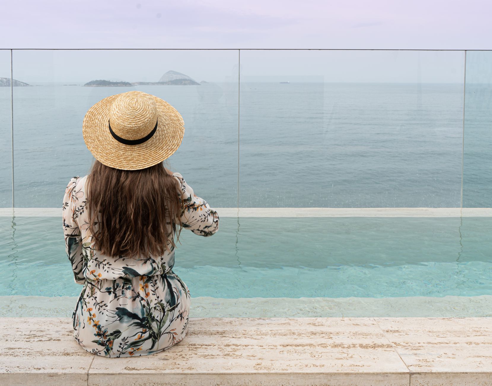 Femme en bikini au bord de la piscine