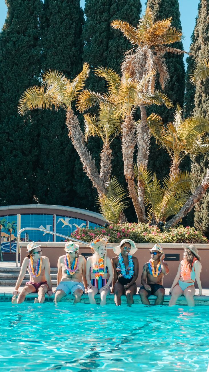 Femme en bikini au bord de la piscine