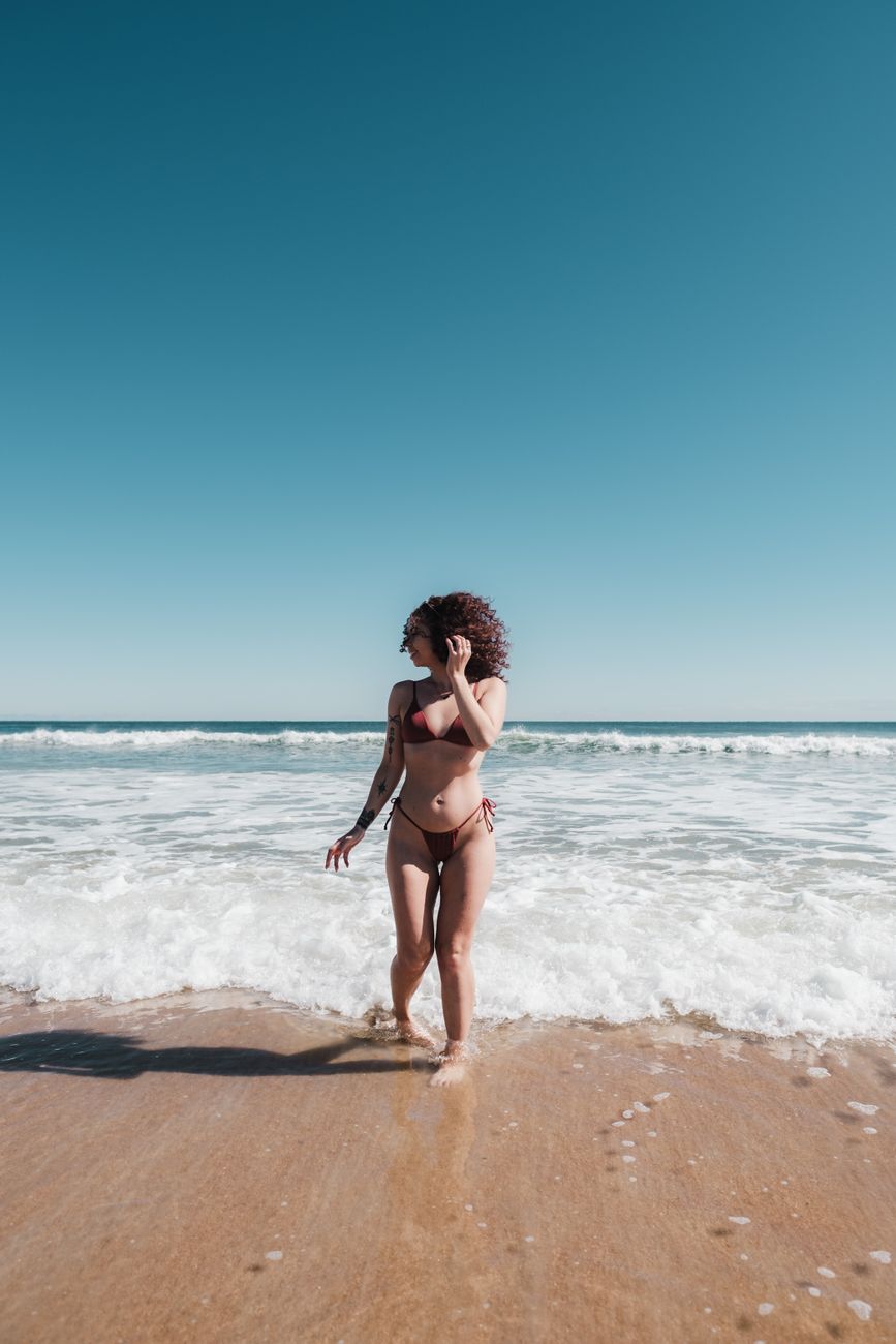 Femme en bikini au bord de la piscine