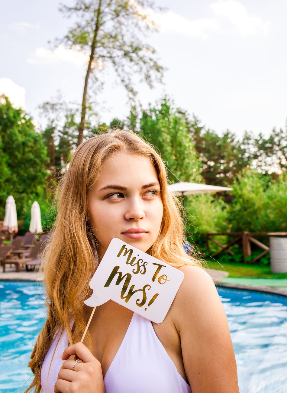 Femme en bikini au bord de la piscine