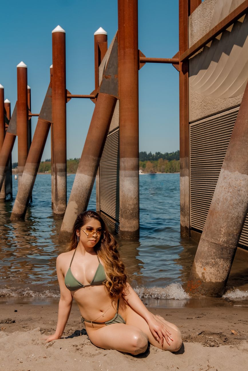 Femme en bikini au bord de la piscine