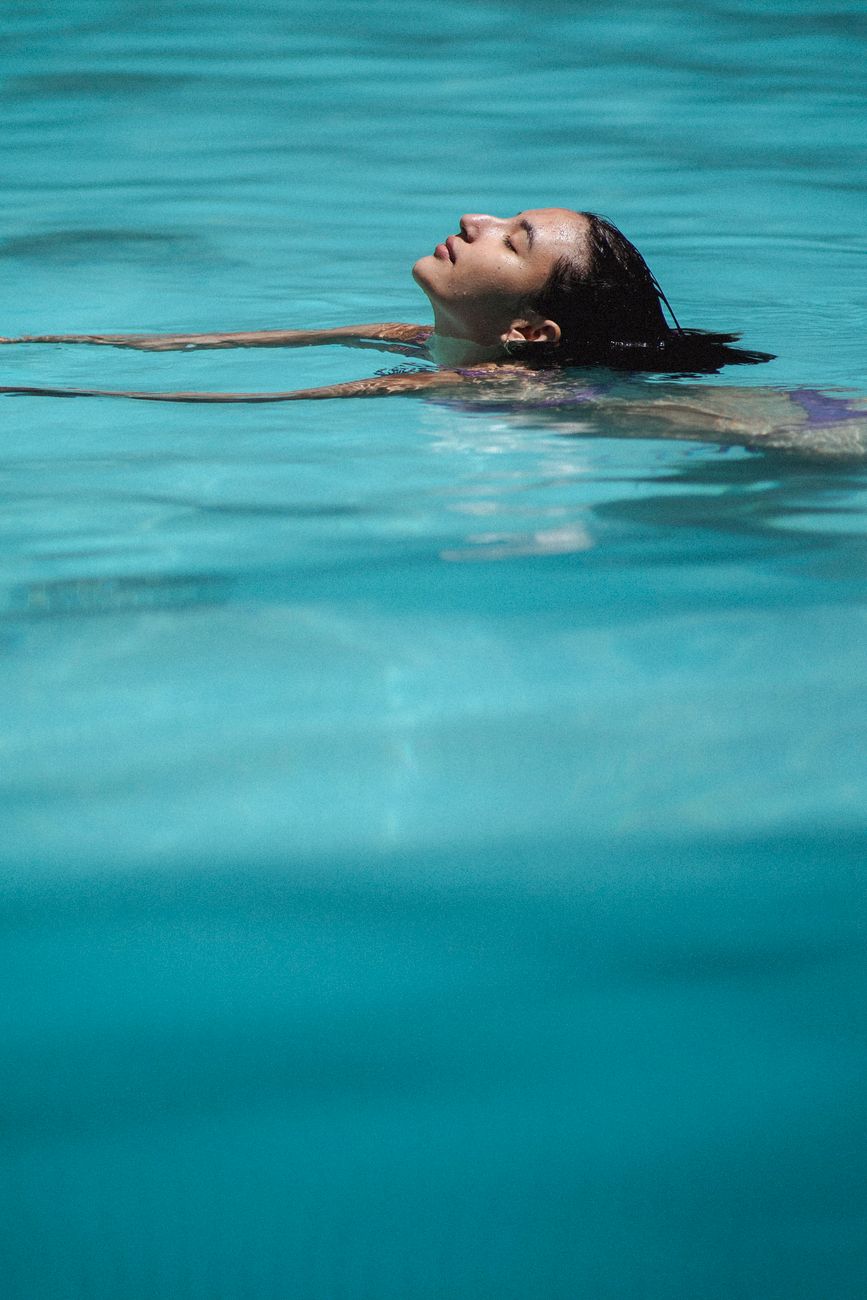 Femme en bikini au bord de la piscine