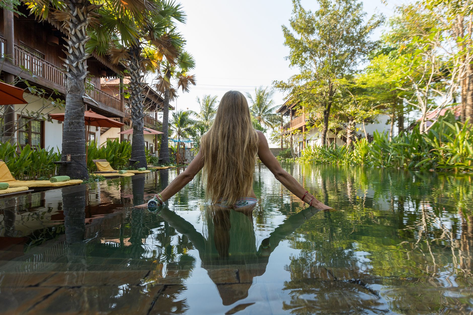 Femme en bikini au bord de la piscine