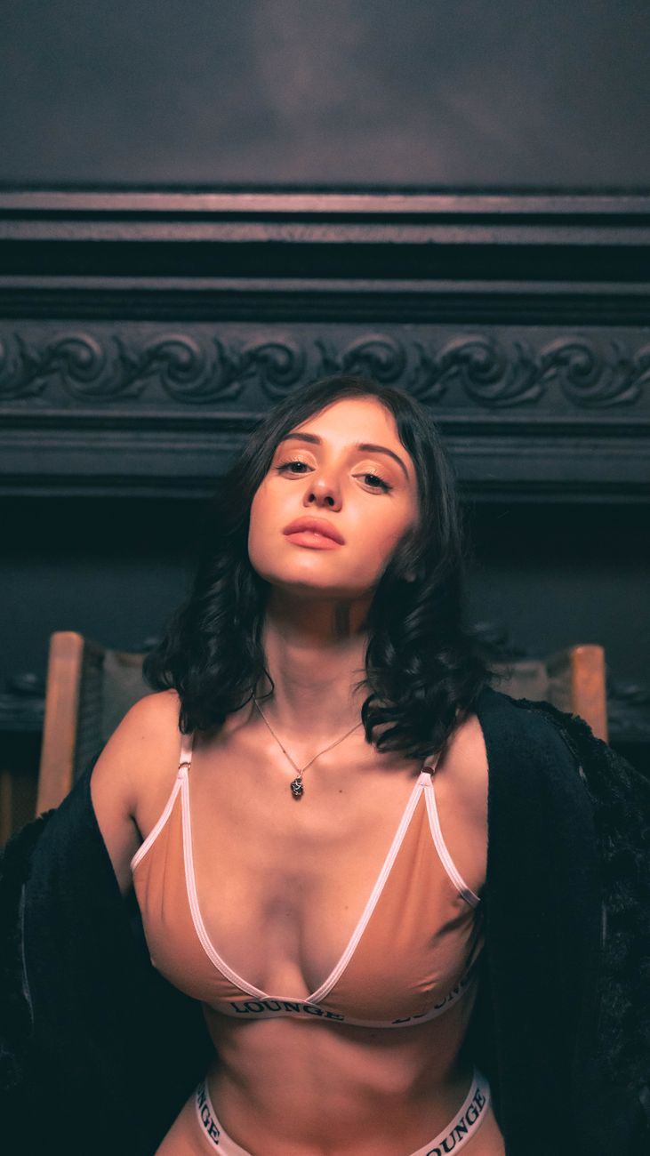 Jeune femme séduisante
